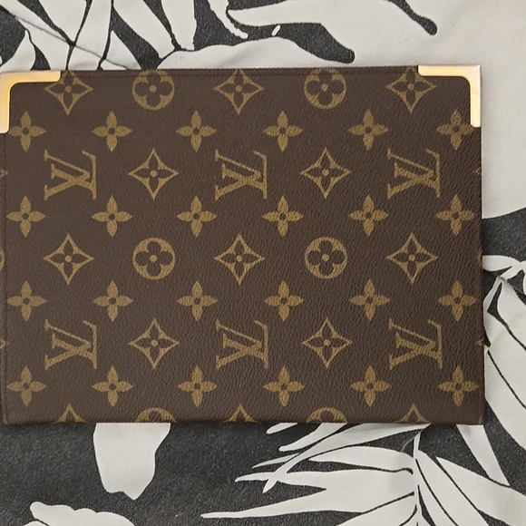 Louis Vuitton Monogram Desk Agenda 9”x6.5” - Picture 4 of 17